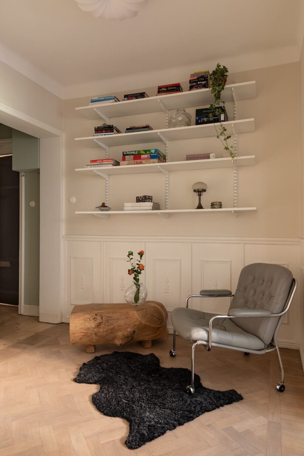 A Renovated Swedish Apartment with a Pink Bathroom 15 reading nook in inner hall