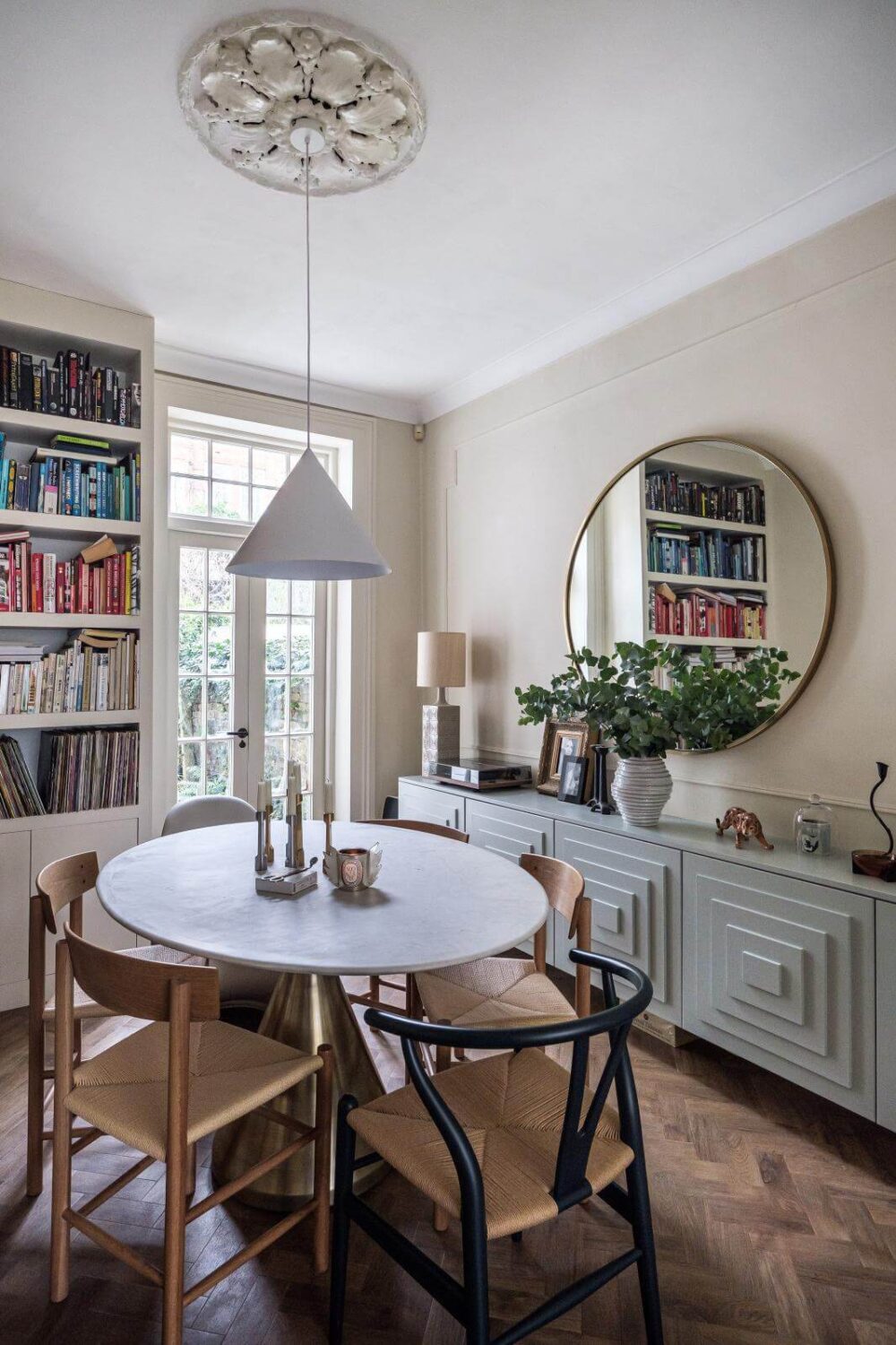 A London House Decorated in Gray and Beige Tones 8 round dining table with wishbone chairs