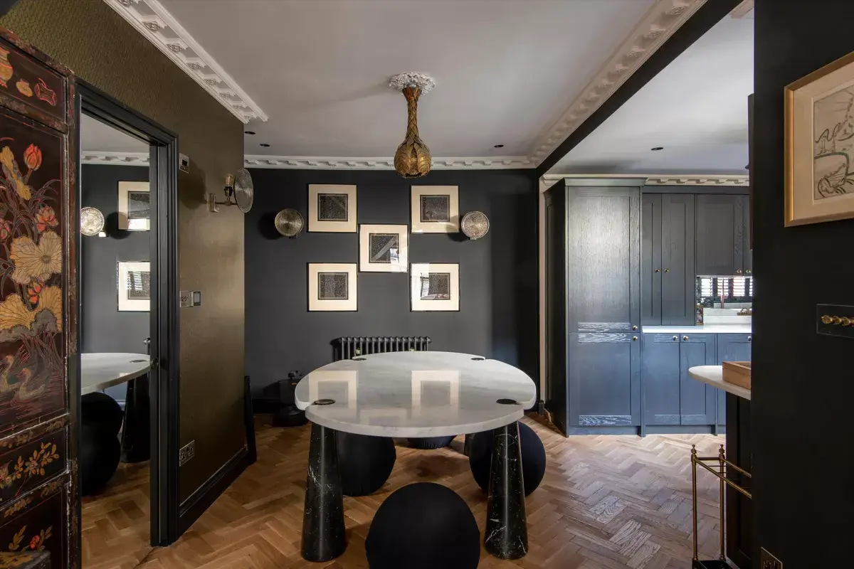 A Stylish Renovated House in Notting Hill 5 rounded dinng table and dark gray wall