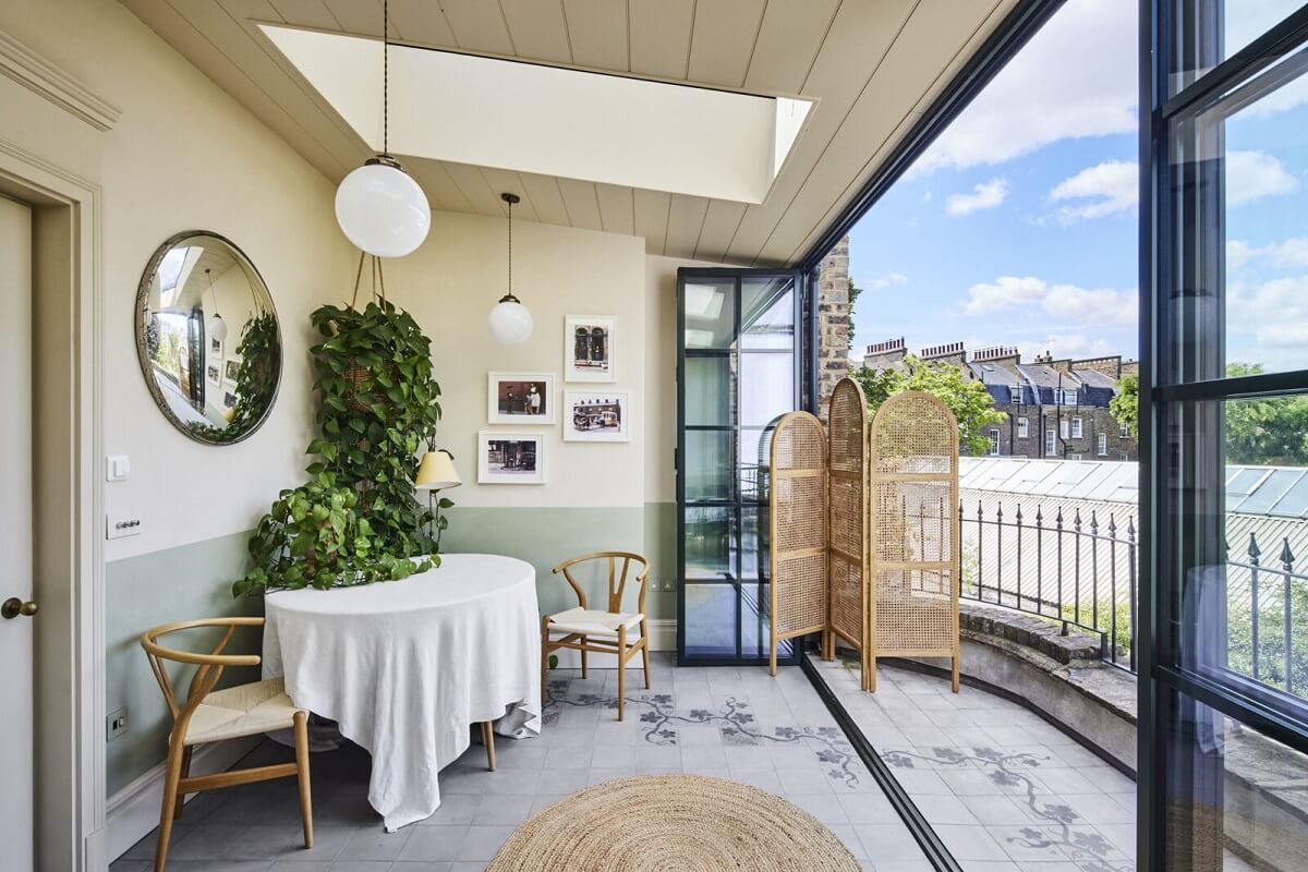 Inviting Colors in a Charming Georgian House in London 20 rounded roof terrace sun room