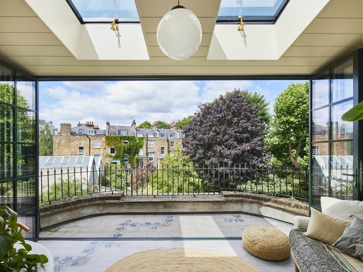 Inviting Colors in a Charming Georgian House in London 21 rounded roof terrace