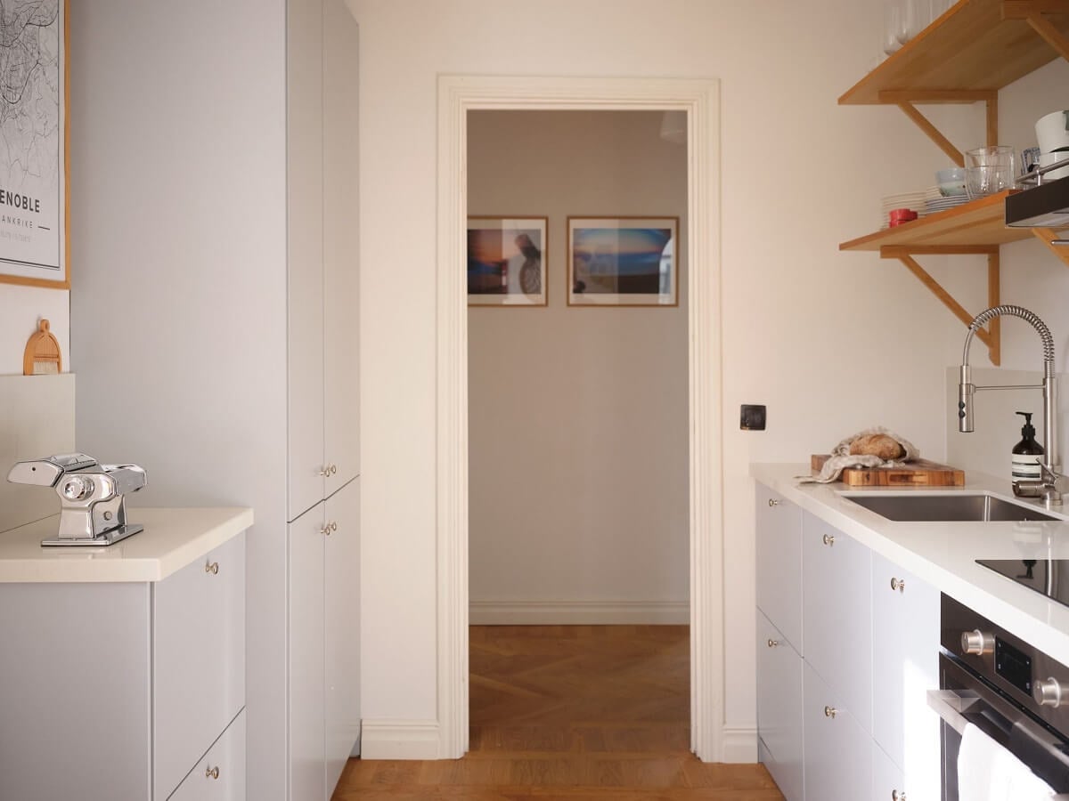 A Light Corner Apartment with a Pink Bedroom 13 scandi kitchen