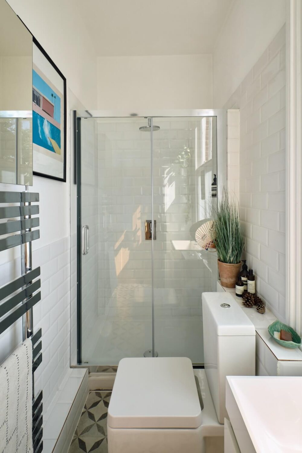 A Light London Apartment with a Yellow Kitchen 16 small bathroom