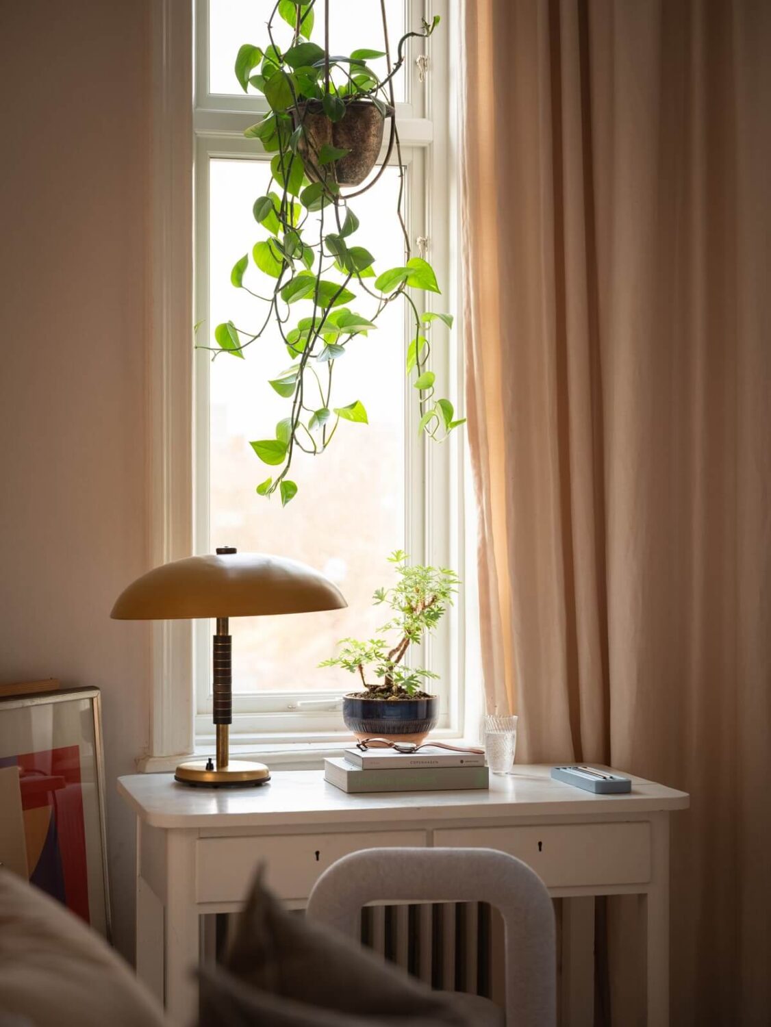 A Scandinavian Apartment with a Warm Living Room and Rounded Walls 18 small white desk with yellow lamp