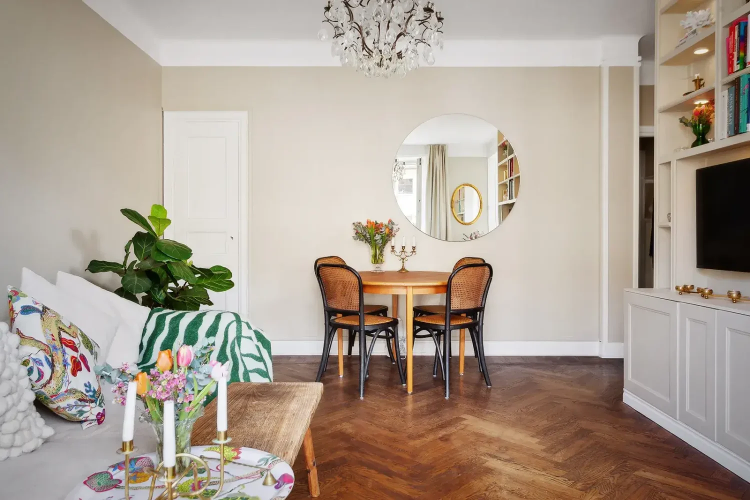 A Swedish Studio Apartment Decorated in a Classic Style 5 studio apartment with parquet floor and round dining table A Swedish Studio Apartment Decorated in a Classic Style