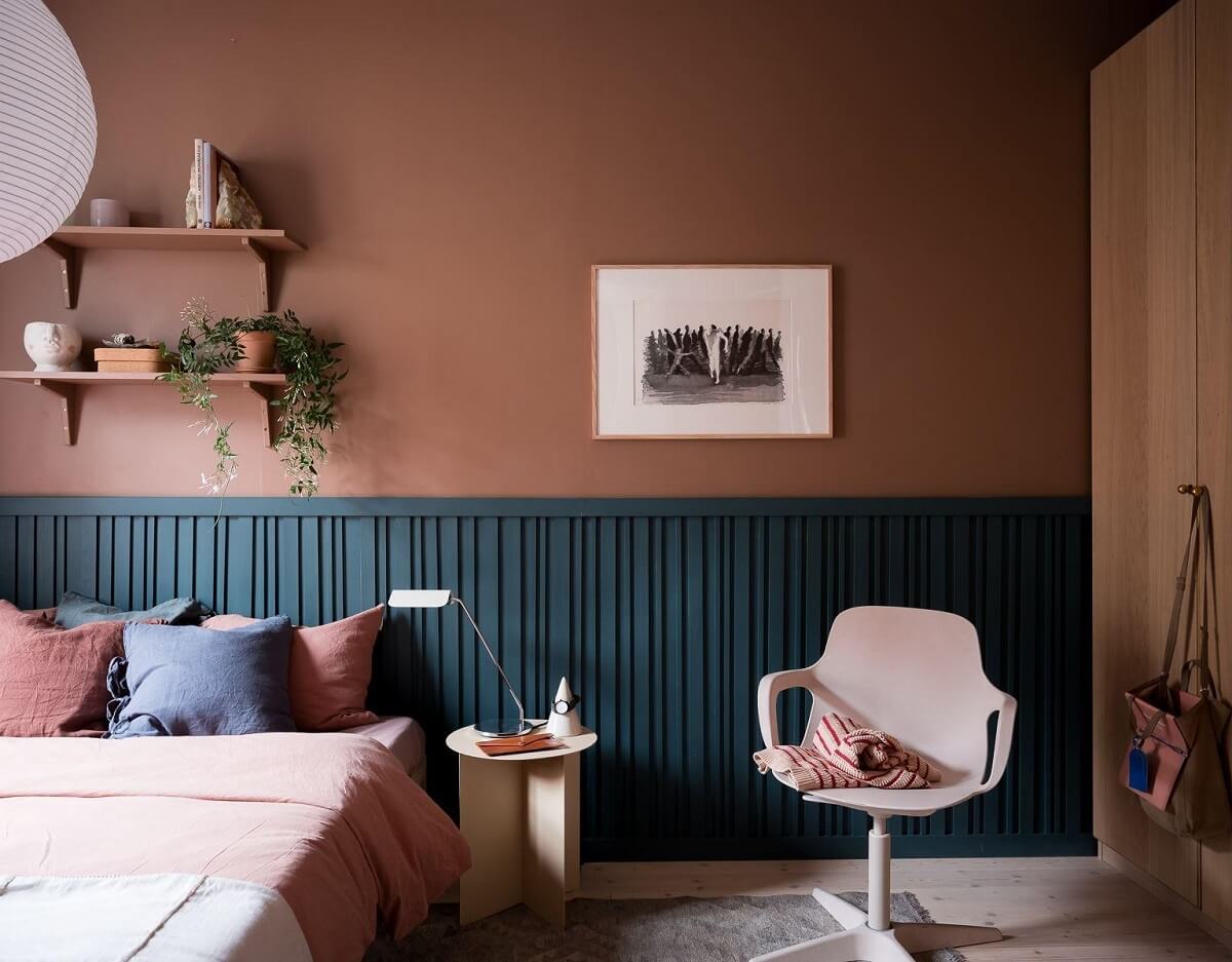 A Beautiful Color Palette in a Scandinavian Family Apartment 26 terracotta and dark blue colored bedroom with shelves above the bed nordroom