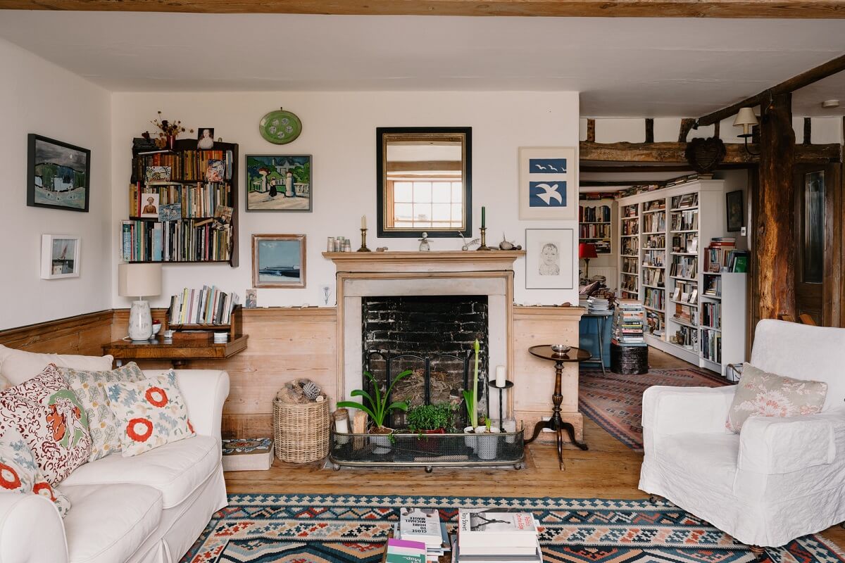 A Cozy Historic English House with Exposed Beams 5 a0OP3000001glOXMAY N41 webres A Cozy Historic English House with Exposed Beams