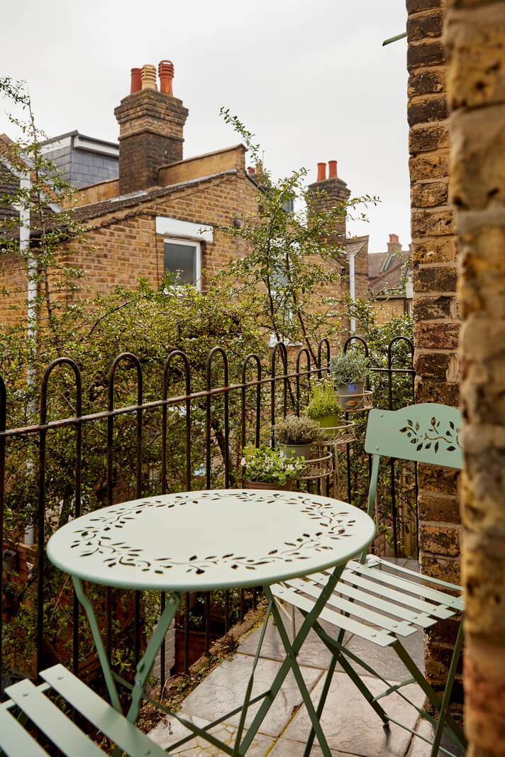 A London Maisonette with A Light Blue deVOL Kitchen 17 balcony