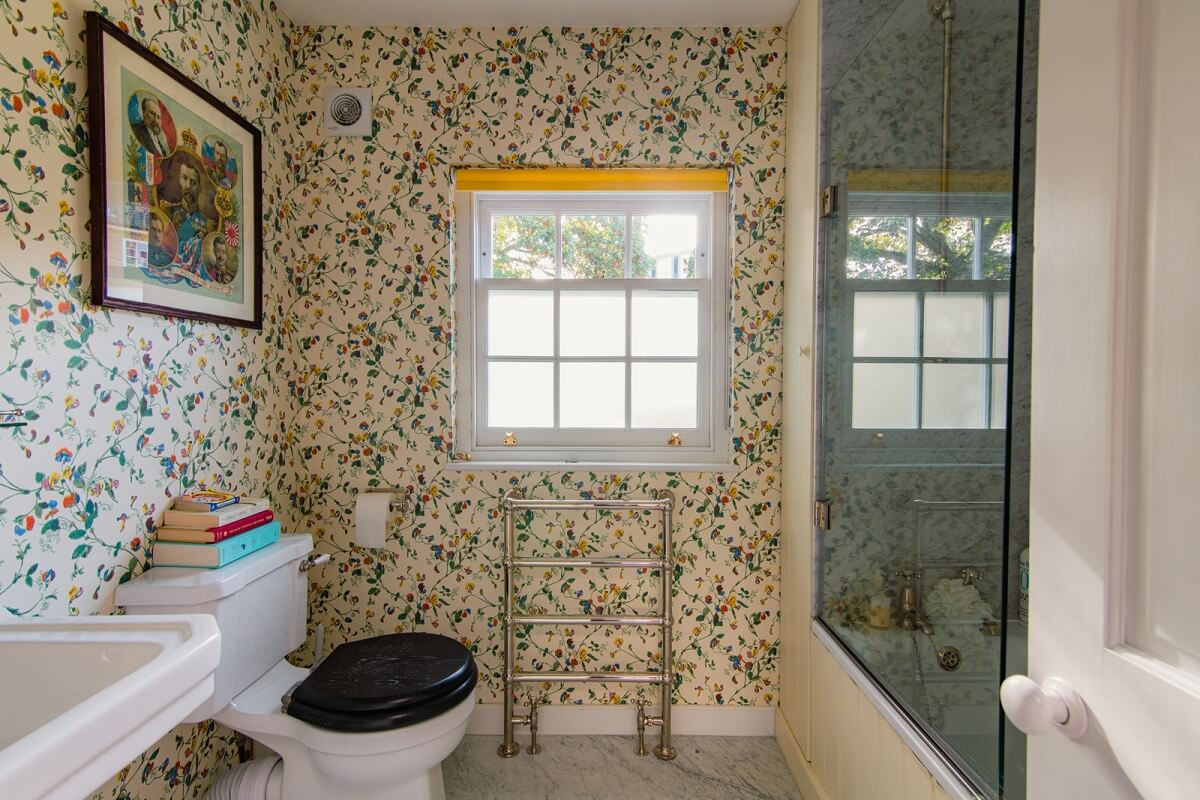 50 Bathroom Wallpaper Ideas Adding Color, Style, and Expression 18 bathroom with wallpaper