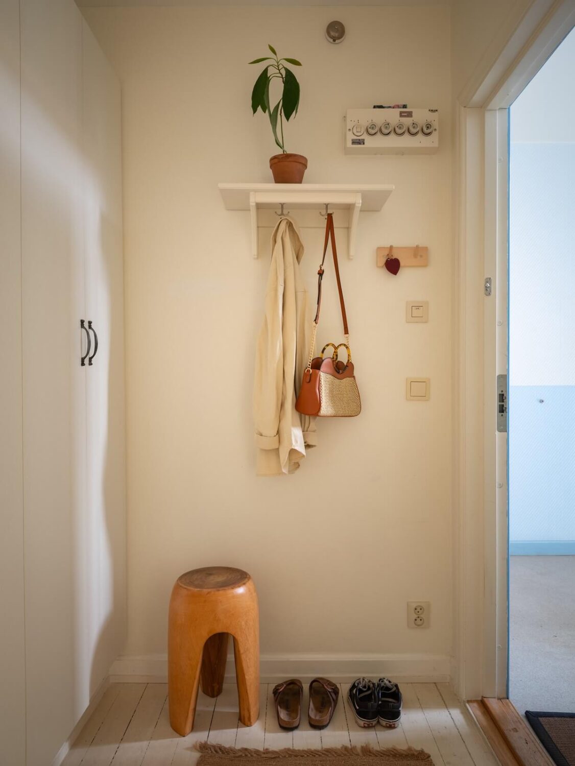 Calm Color Tones in a Light Scandinavian Studio Apartment 14 beige walls in hallway