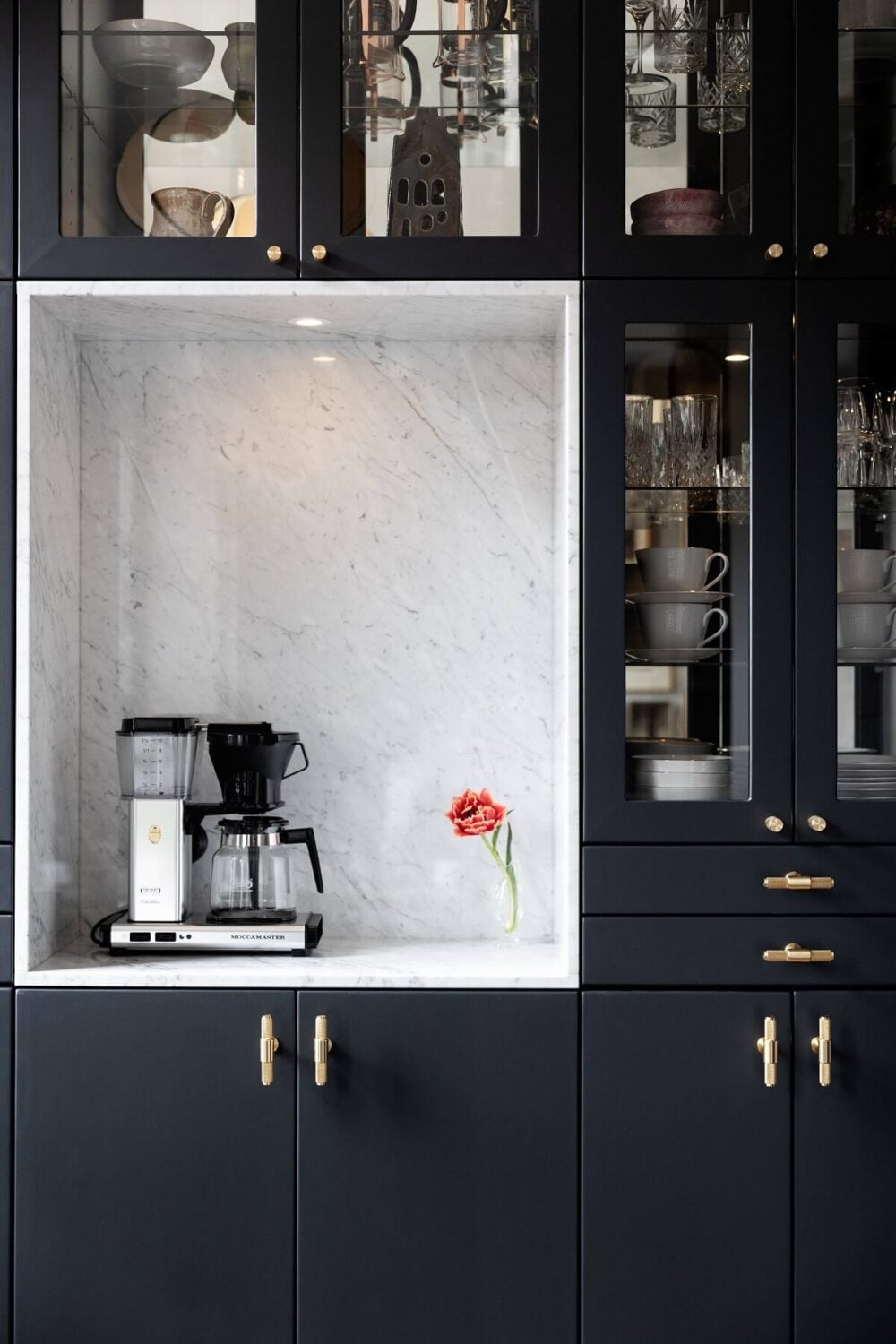A Classic Swedish Apartment with a Dark Blue Bedroom 7 coffee corner in dark blue cabinets