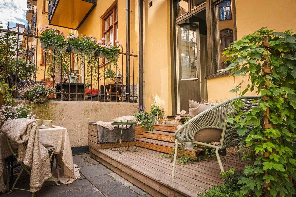 A Swedish Apartment with an Exposed Brick Wall 14 courtyard garden