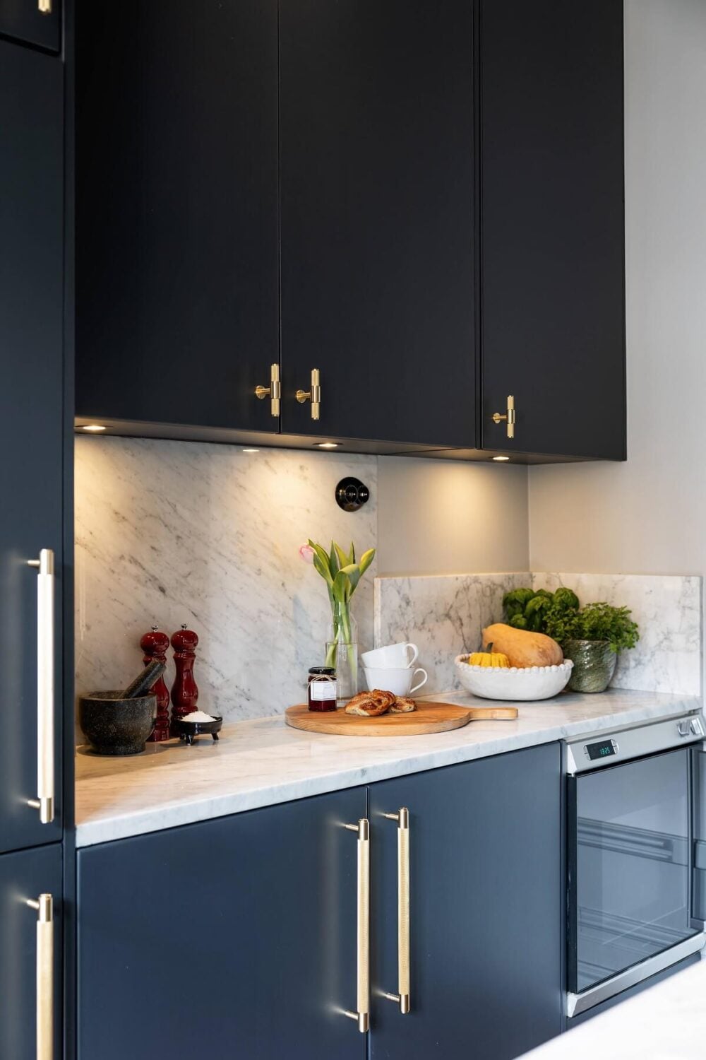 A Classic Swedish Apartment with a Dark Blue Bedroom 9 dark blue kitchen with marble worktop