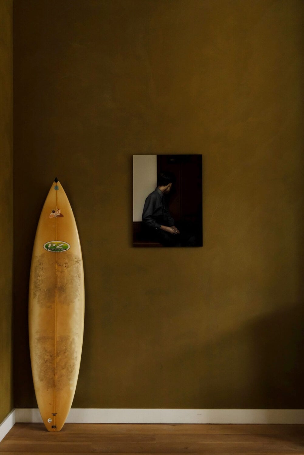A Warm Atmosphere in a Historic Dutch Villa 3 dark golden wall