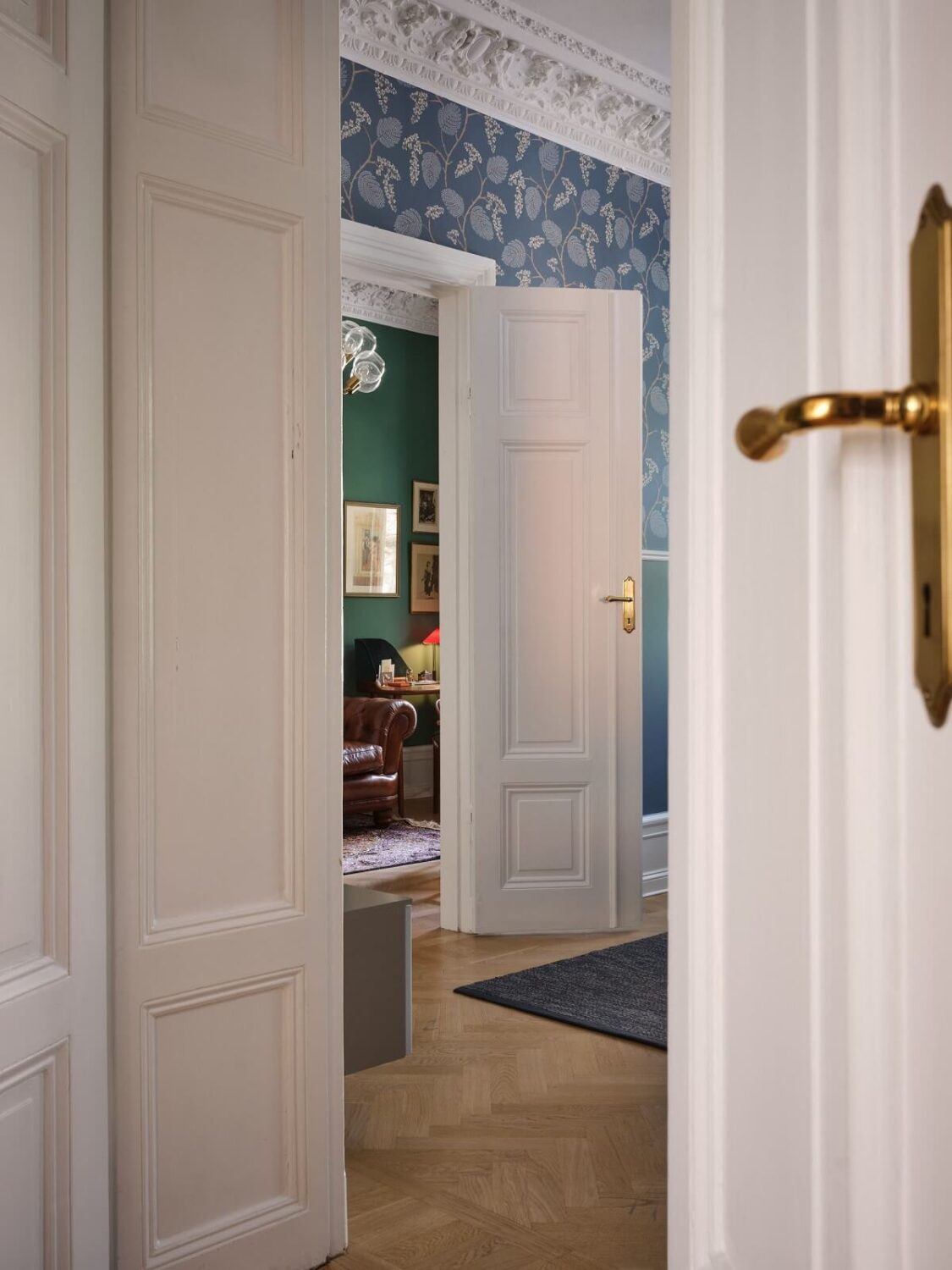 A Classic Stockholm Apartment with Floral Wallpaper 5 detail