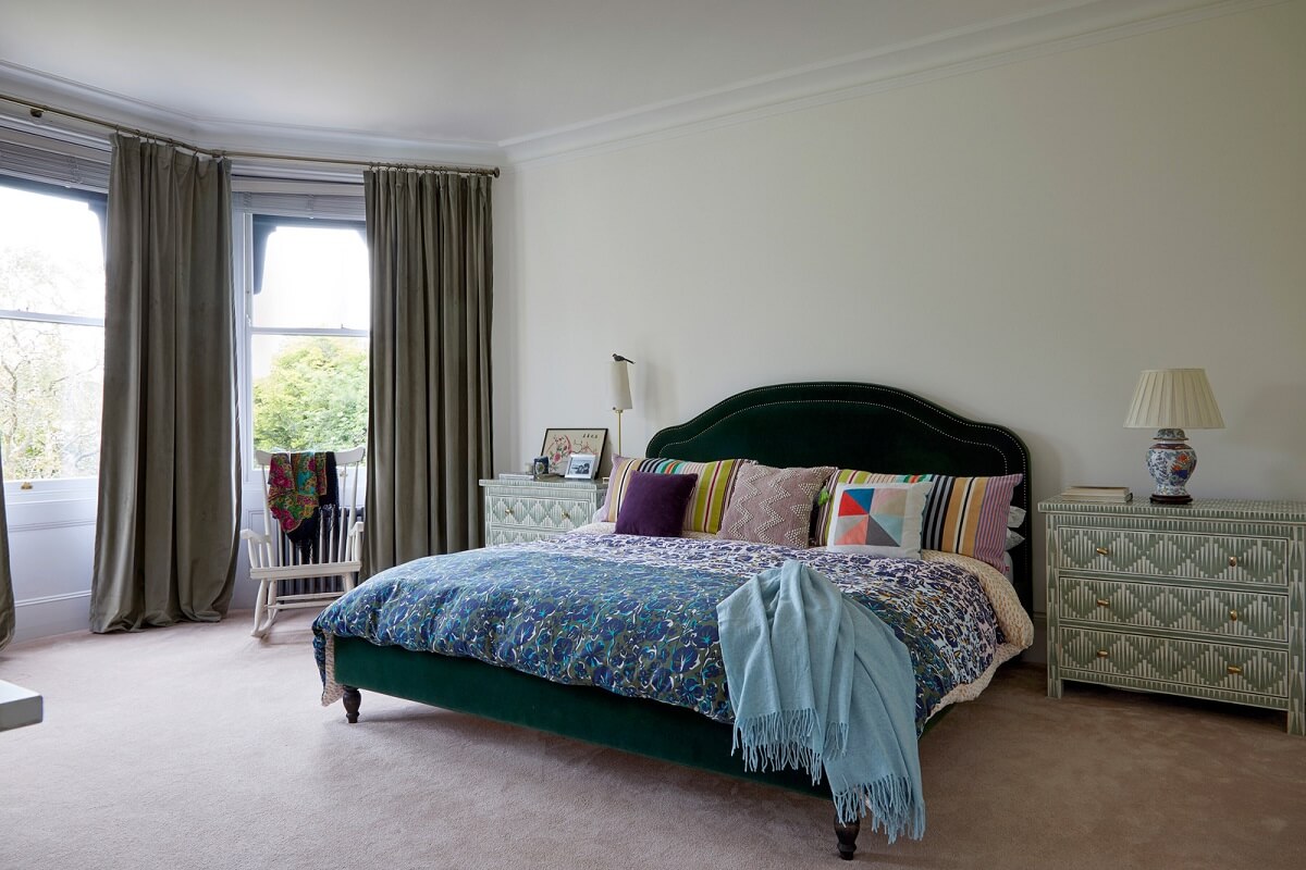 A Colorful London Family Home Renovated by Fraher & Finlay 24 large bedroom with green velvet bed