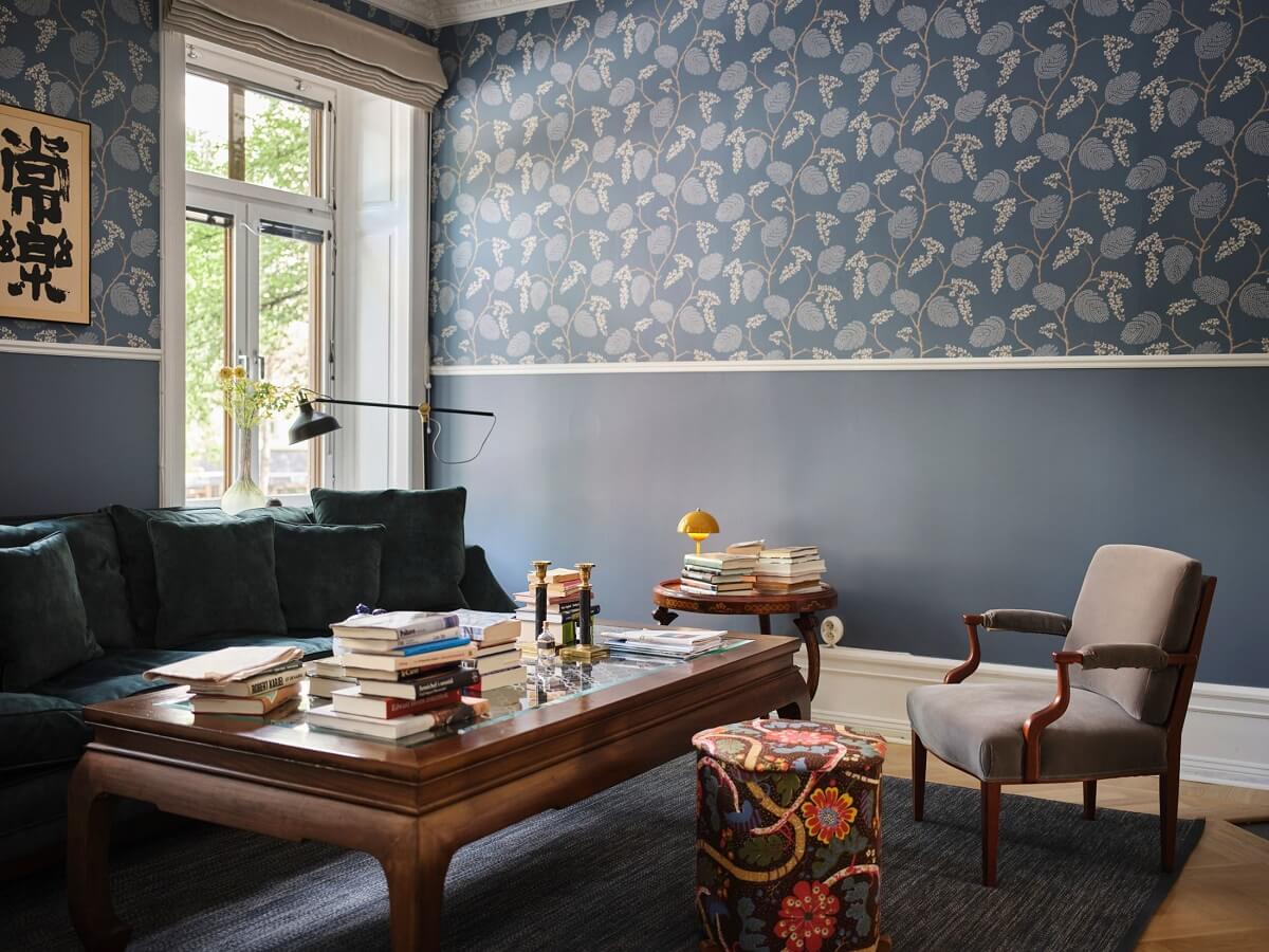 A Classic Stockholm Apartment with Floral Wallpaper 2 living room with blue wallpaper and green sofa nordroom