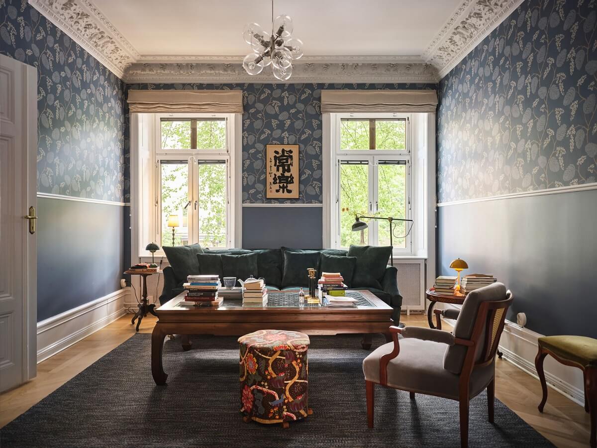 A Classic Stockholm Apartment with Floral Wallpaper 1 living room with stucco and blue floral wallpaper nordroom