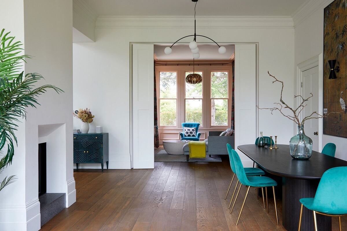A Colorful London Family Home Renovated by Fraher & Finlay 5 open plan kitchne living space with dining table