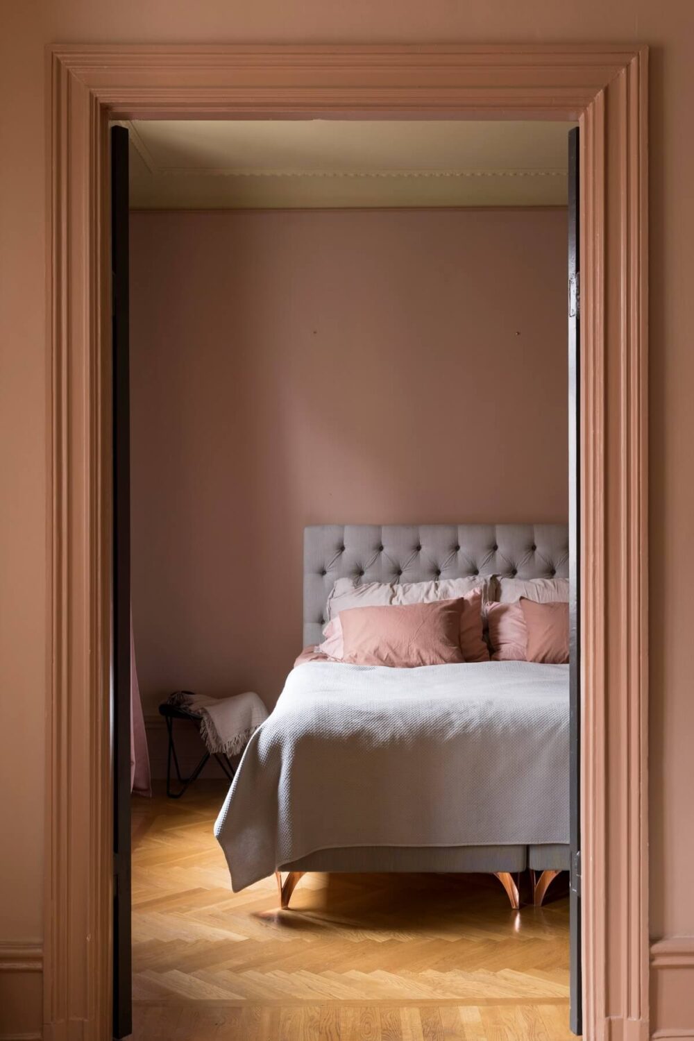 A Pink Apartment with a Black Kitchen 8 pink bedroom