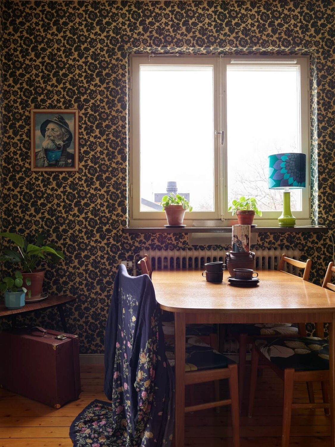 Revisiting a Small Green and Pink Midcentury Apartment 7 small dining room with dark wallpaper