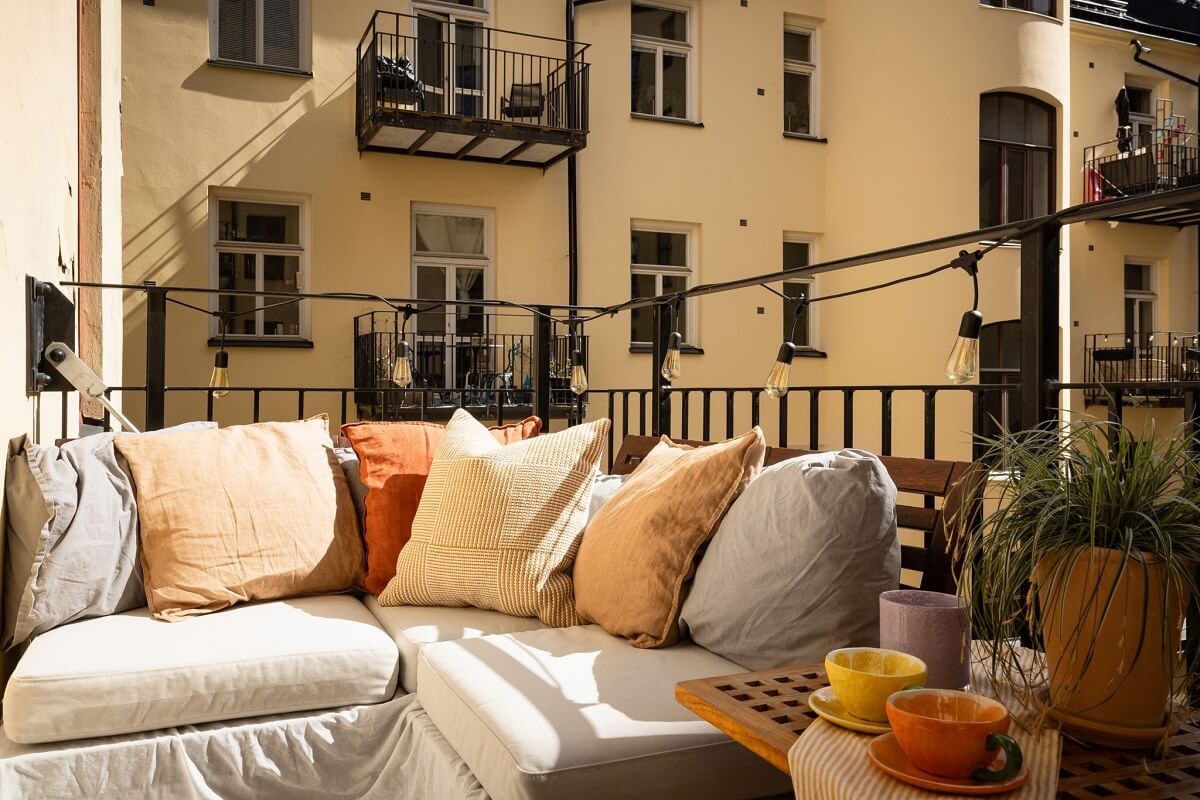Warm Color Tones in a Scandinavian Apartment 15 balcony