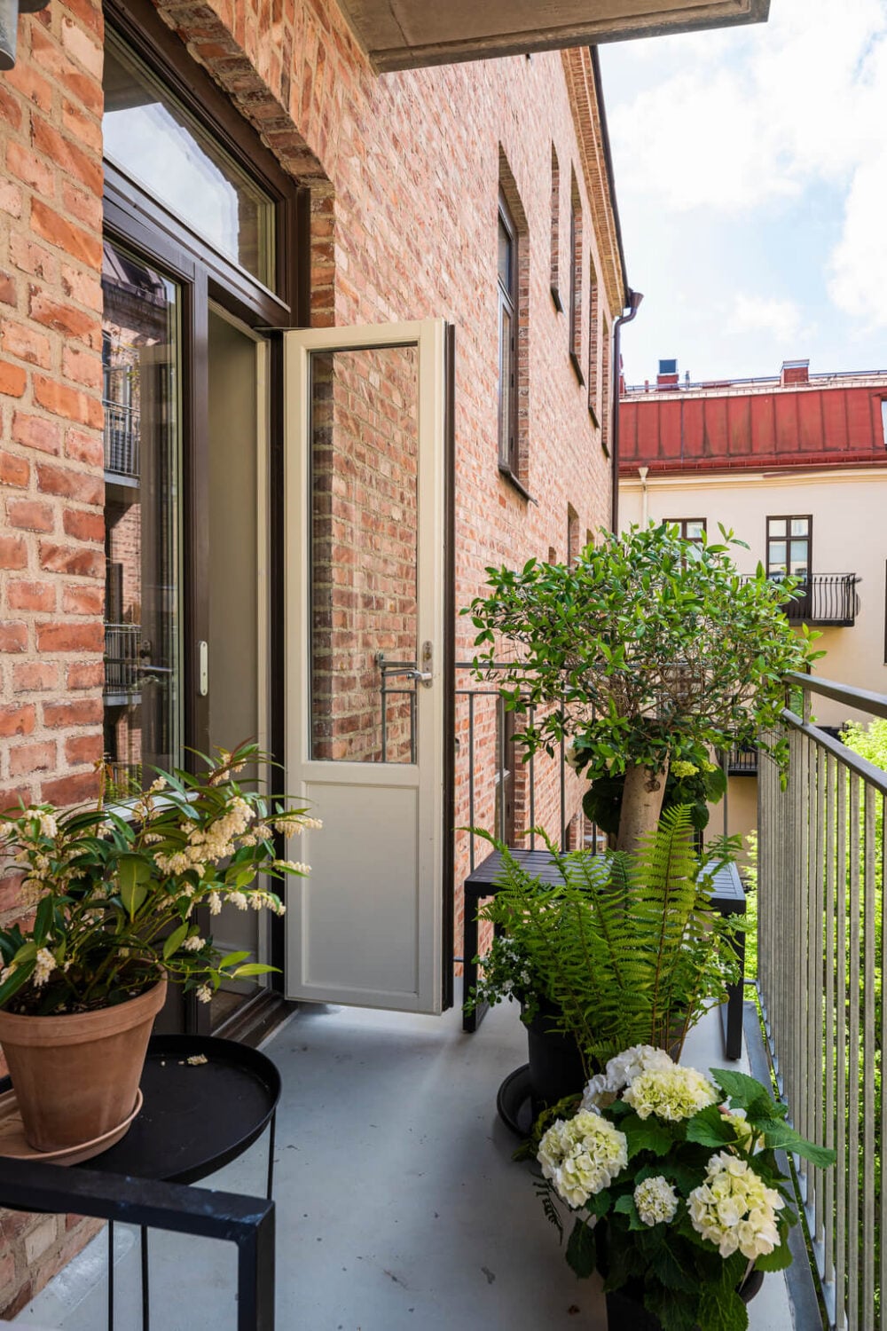 Wallpaper and Historic Charm in a Swedish Apartment 17 balcony