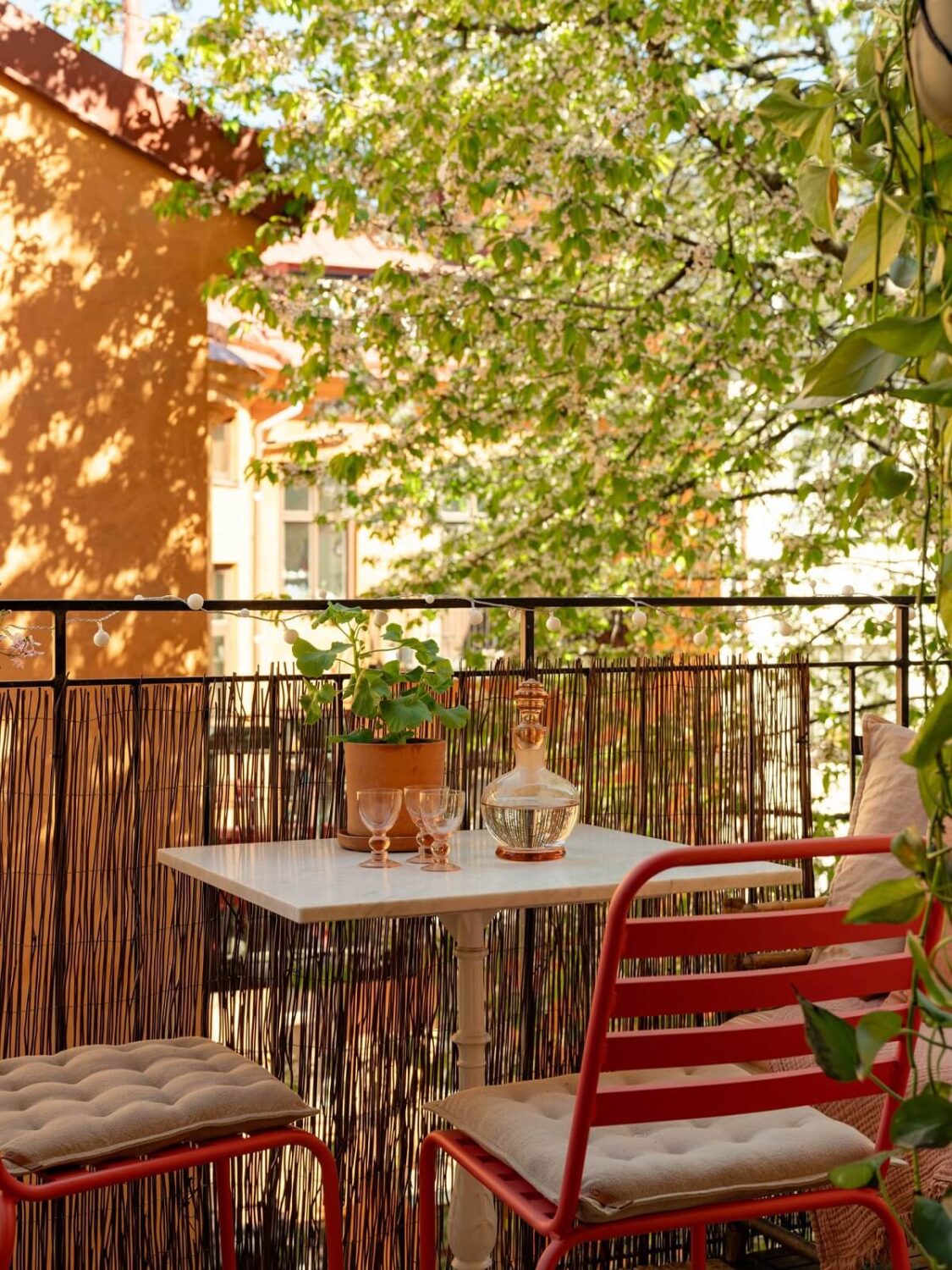 Light and Dark Tones in a Stunning Apartment 18 balcony courtyard