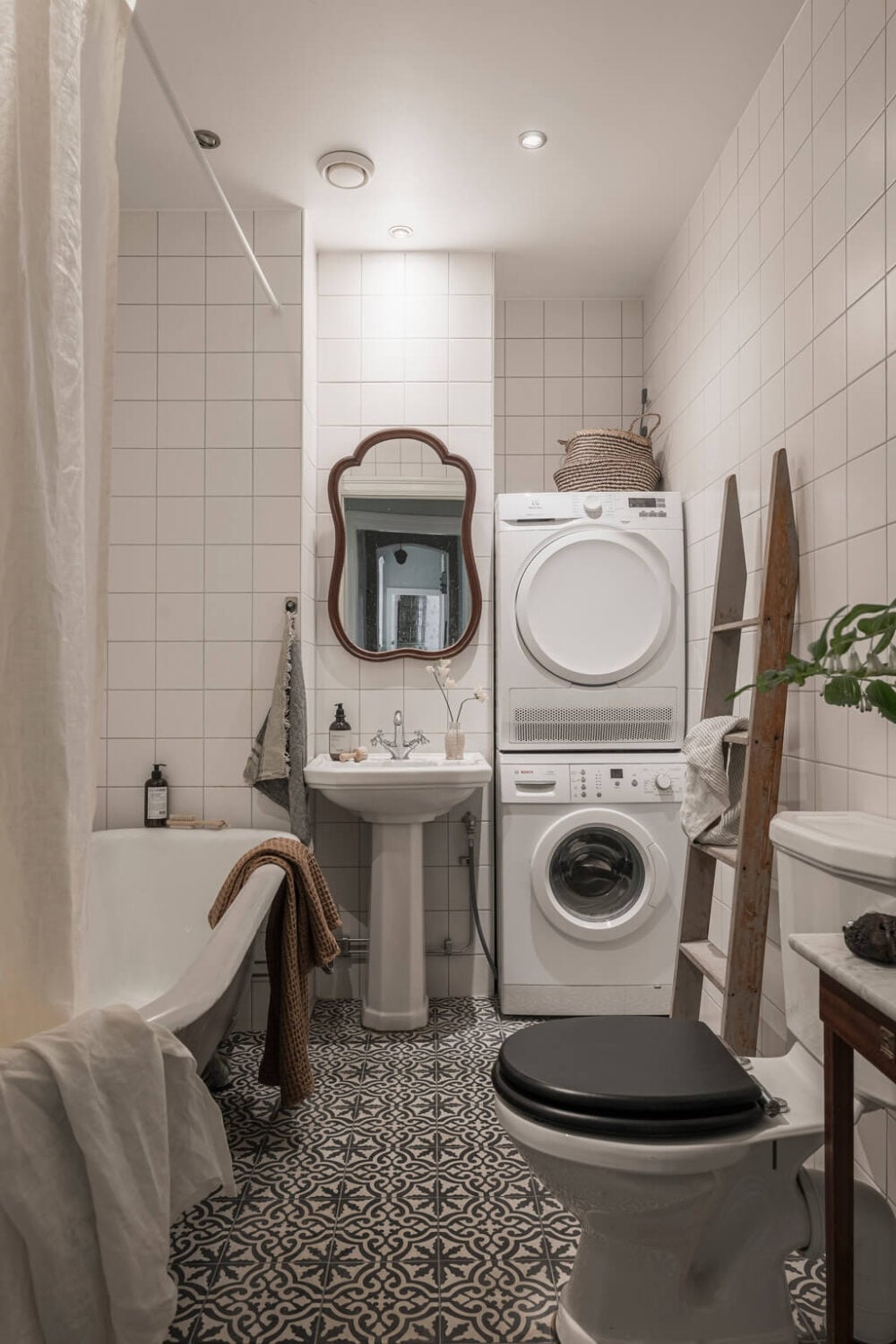 Wallpaper and Historic Charm in a Swedish Apartment 32 bathroom