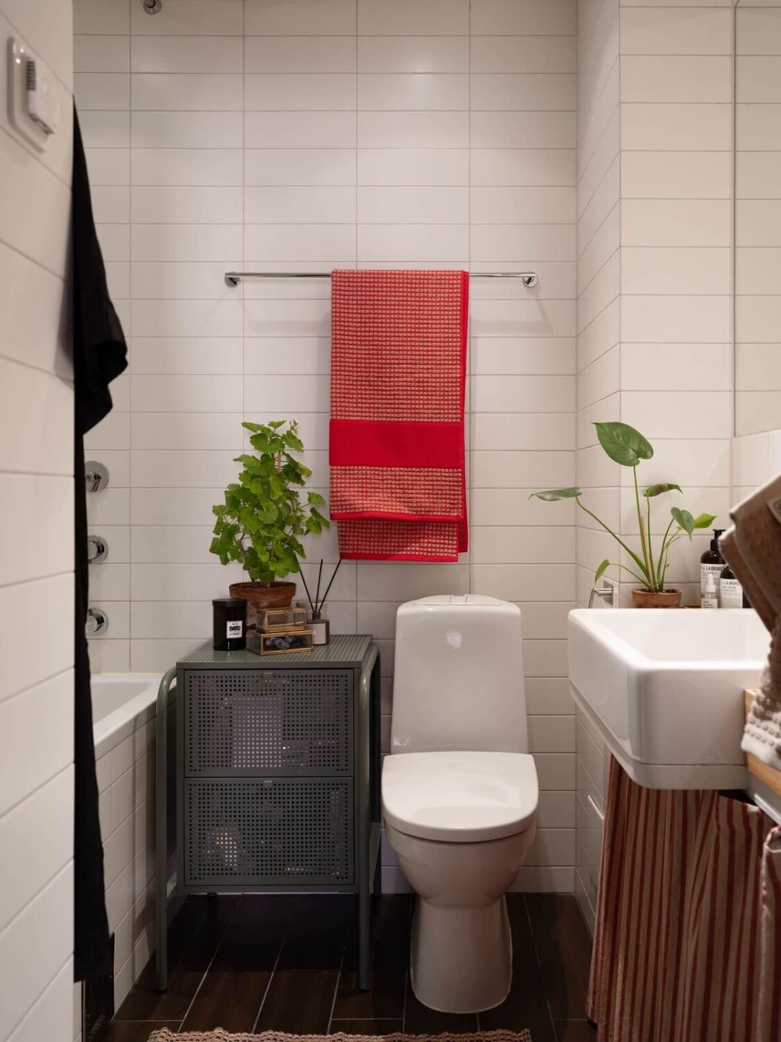 Light and Dark Tones in a Stunning Apartment 29 bathroom