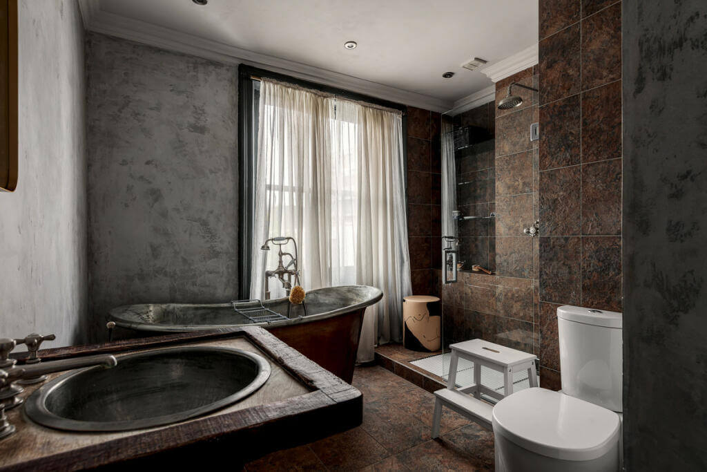 Unique Color Combinations and Design in a London Townhouse 21 bathroom with copper bath