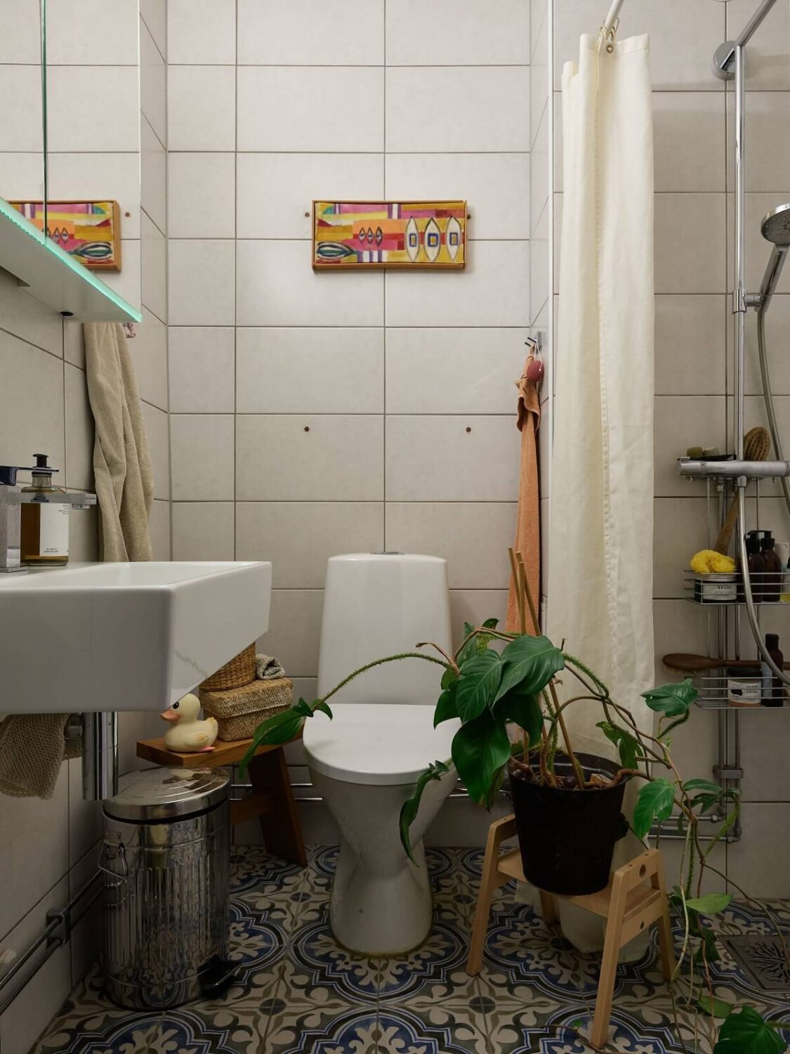 Warm Tones and a Blue Hallway in a Stockholm Apartment 21 bathroom with plants