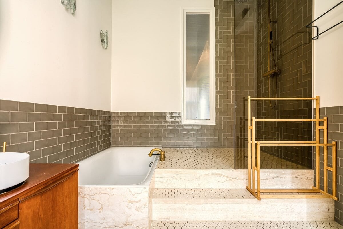 A Colorful Family Home with Open-Plan Spaces in Amsterdam 18 bathroom with shower and bath