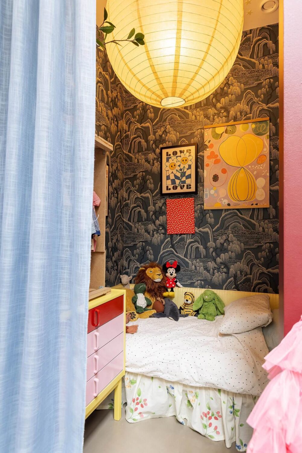 A Unique Basement Apartment in Stockholm 22 bed niche with wallpaper
