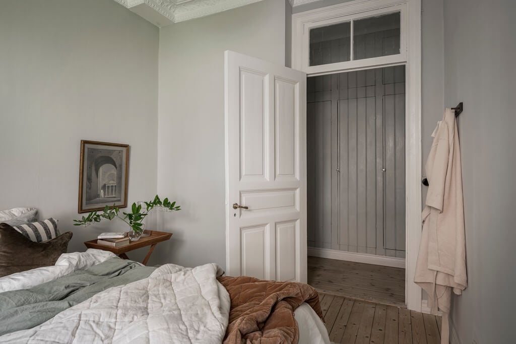 Wallpaper and Historic Charm in a Swedish Apartment 25 bedroom detail