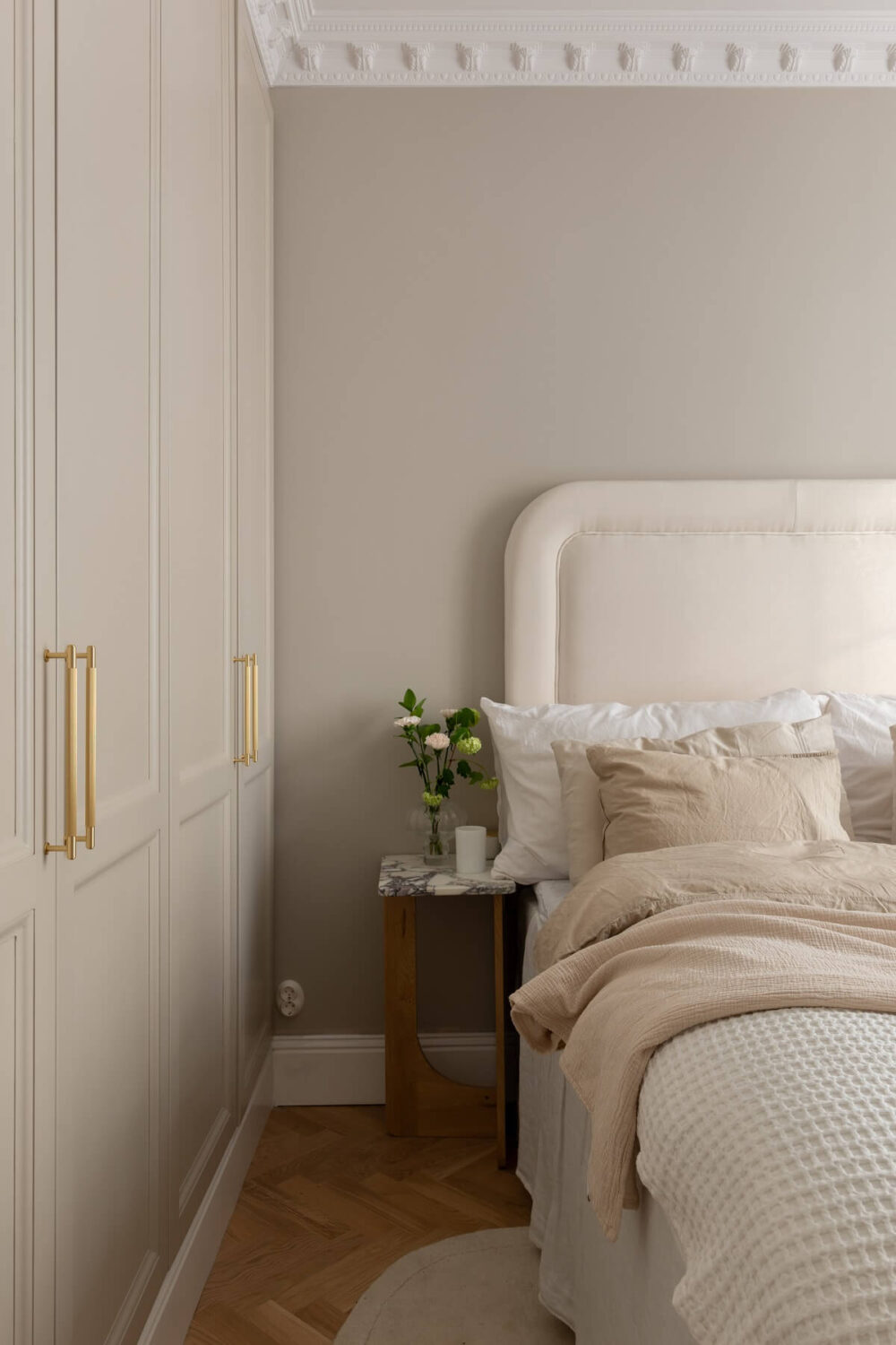 A Classic Look for a Swedish Apartment 15 bedroom hotel style with built in wardrobes and light gray walls nordroom