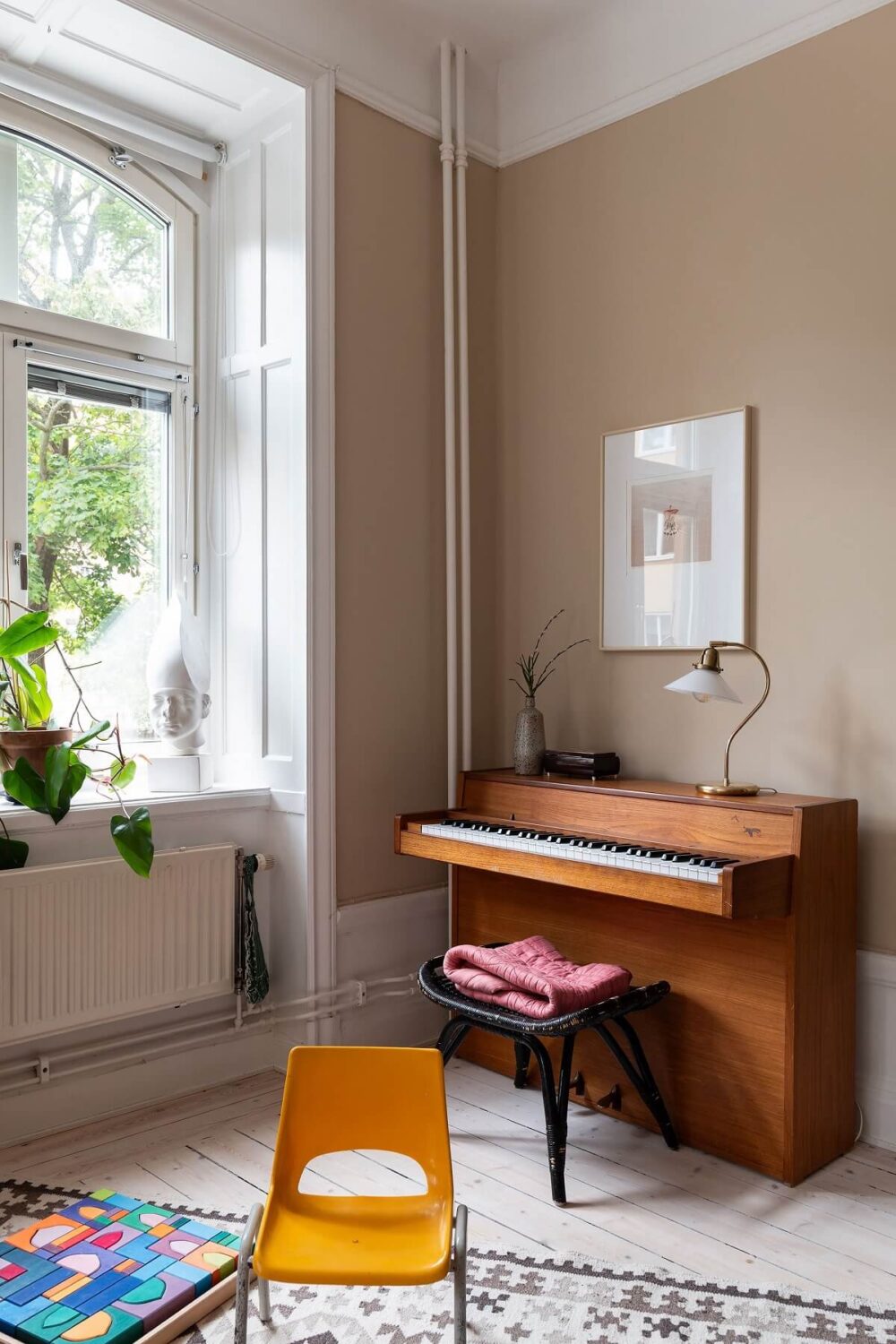 A Swedish Apartment with a Yellow Kitchen 13 bedroom-paino