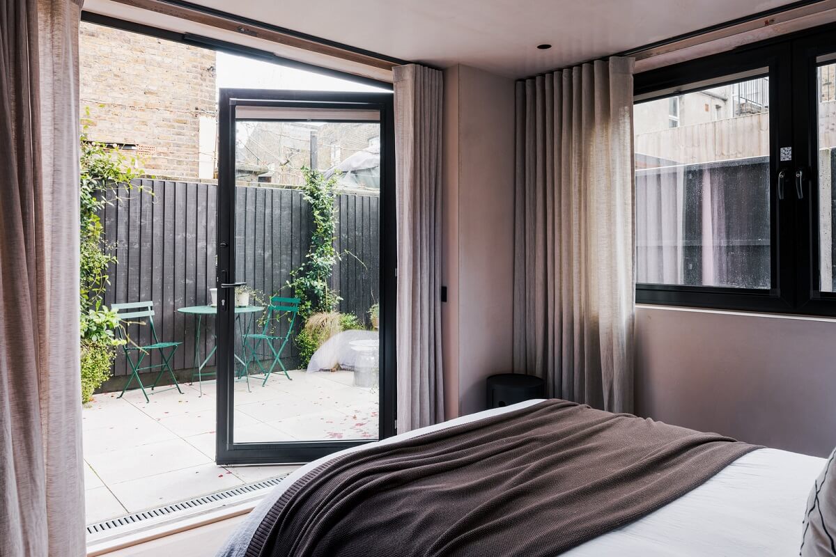 Warm Color Tones in a London Apartment with a Garden 9 bedroom with access to courtyard
