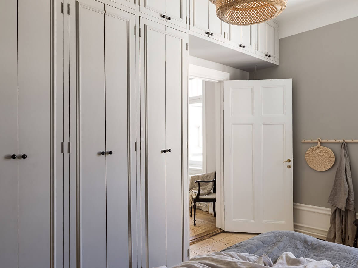 A Gray Stockholm Apartment with a Black Kitchen 13 bedroom with built in storage over the door nordroom