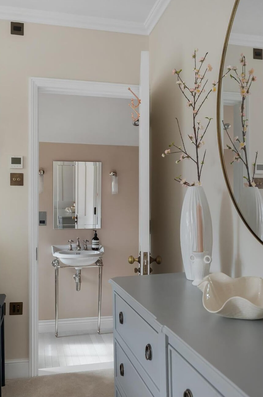 A Victorian House with a Blue deVOL Kitchen 14 bedroom with en suite bathroom
