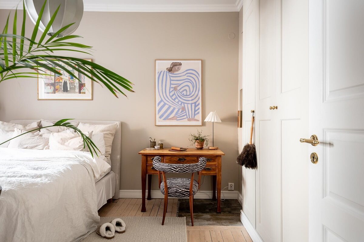 A Turn of the Century Apartment with a Green Kitchen 16 bedroom with wooden desk