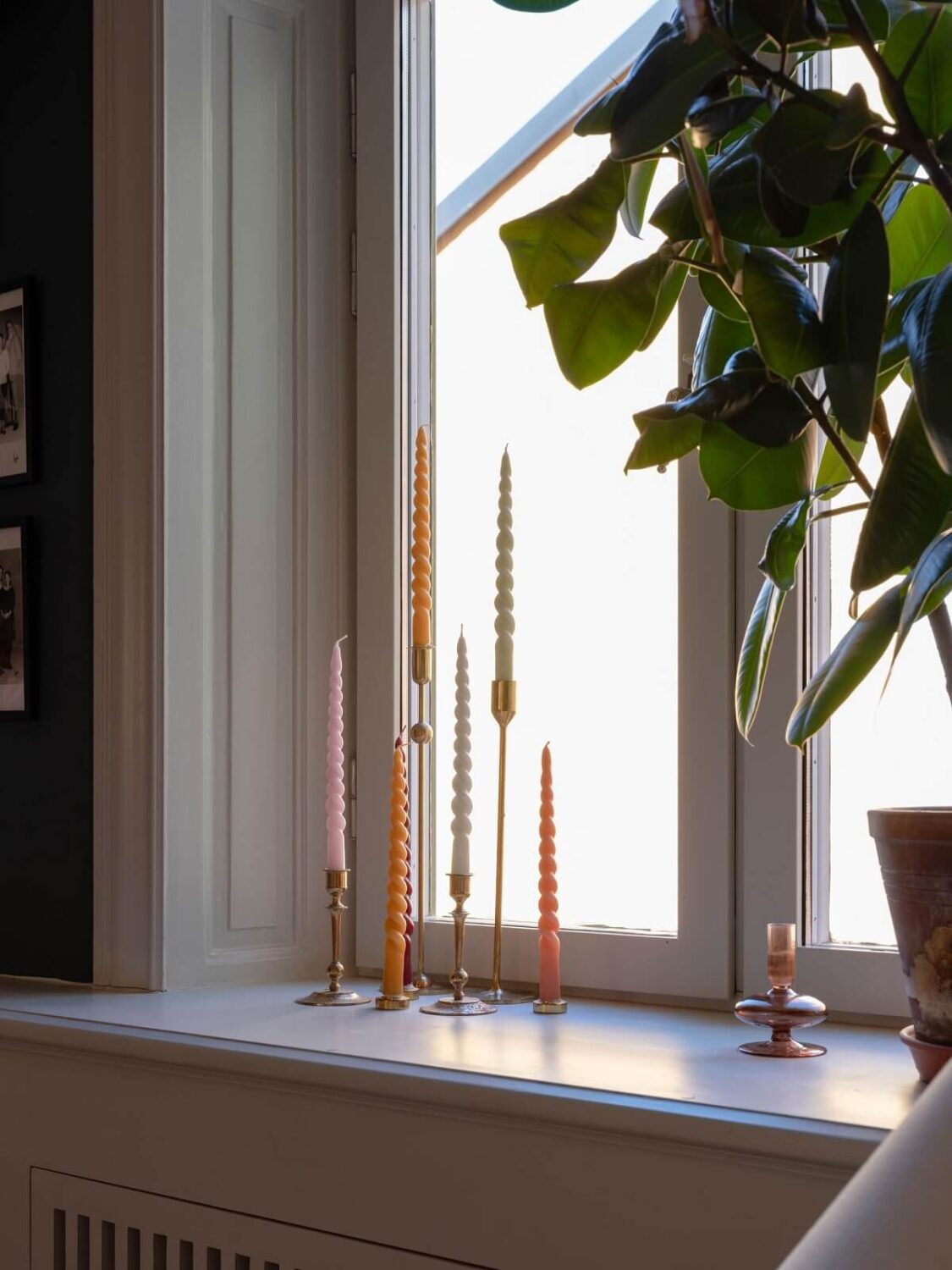 Light and Dark Tones in a Stunning Apartment 7 candles