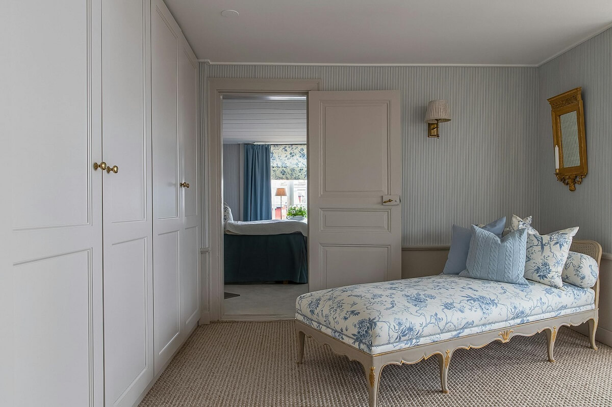 A Classic and Luxurious Lakeside Home in Sweden 25 chaise longue luxurious summer house sweden nordroom