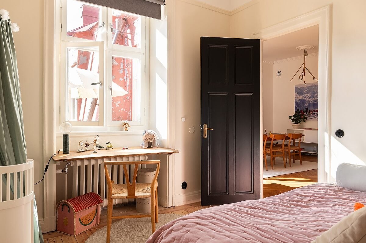 An Elegant Turn-of-the-Century Apartment in Stockholm 31 children bedroom with desk under window nordroom