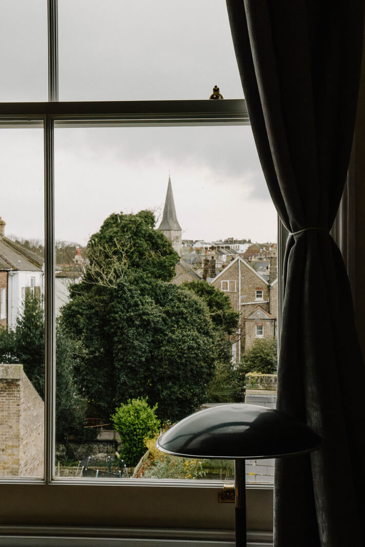 Neutral Tones and Original Features in an English Townhouse 20 city view