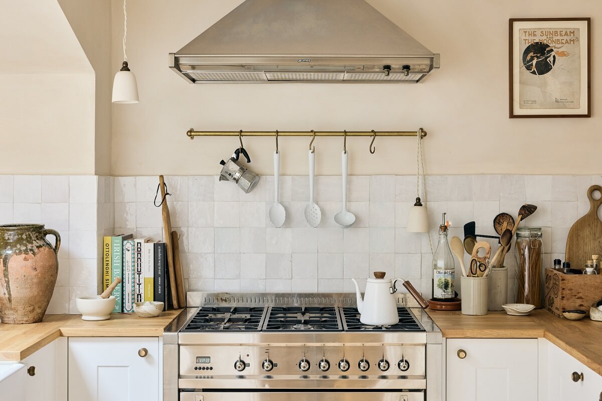 A Light Garden Apartment in London's Poet's Corner 10 cottage style kitchen