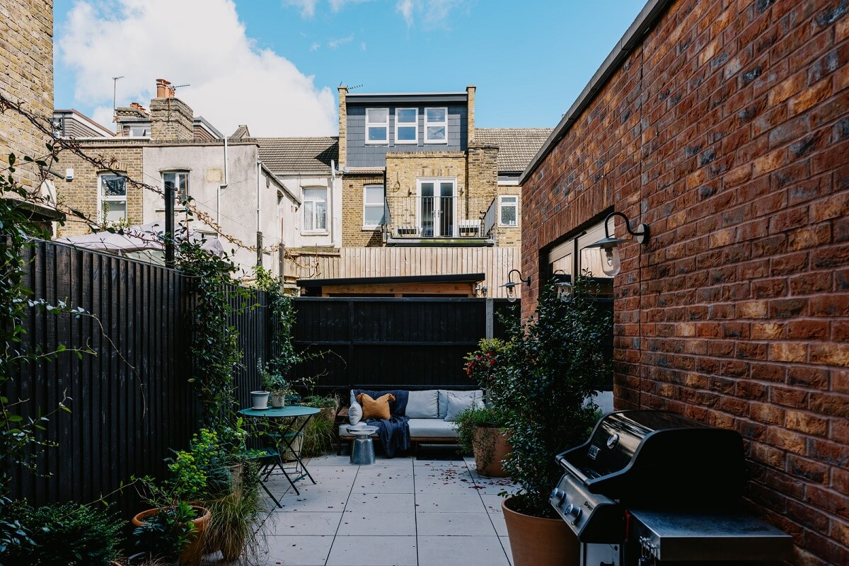 Warm Color Tones in a London Apartment with a Garden 17 courtyard garden brick wall