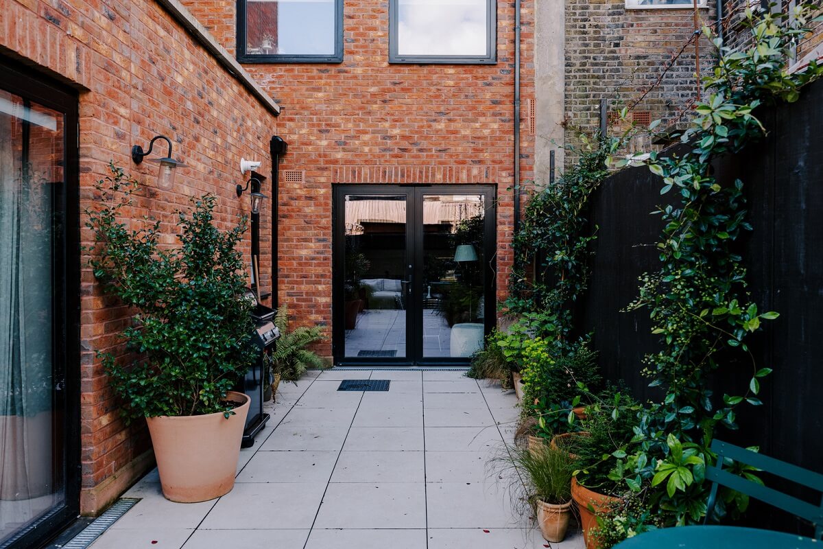 Warm Color Tones in a London Apartment with a Garden 19 courtyard garden