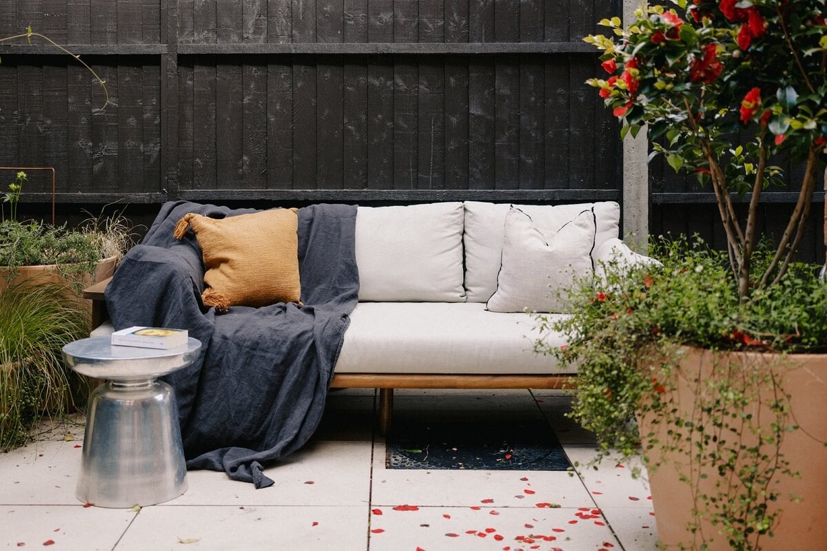 Warm Color Tones in a London Apartment with a Garden 18 courtyard gardens eatng