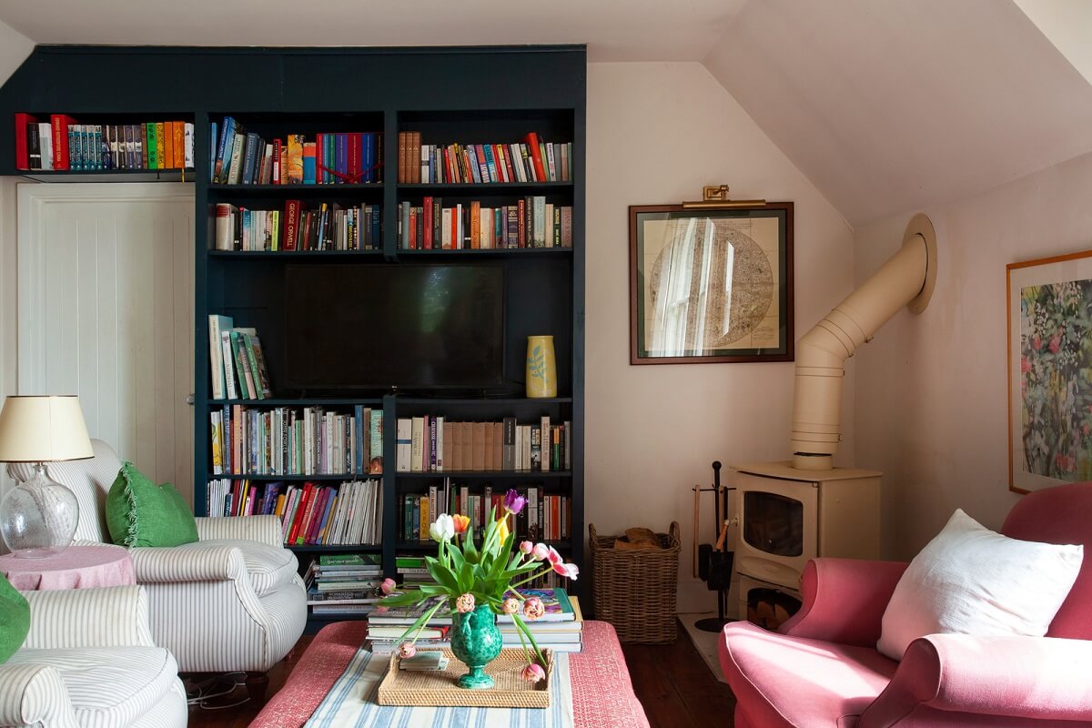 Charming Cottage Style in a London Maisonette 2 cozy cottage living room with bookcases
